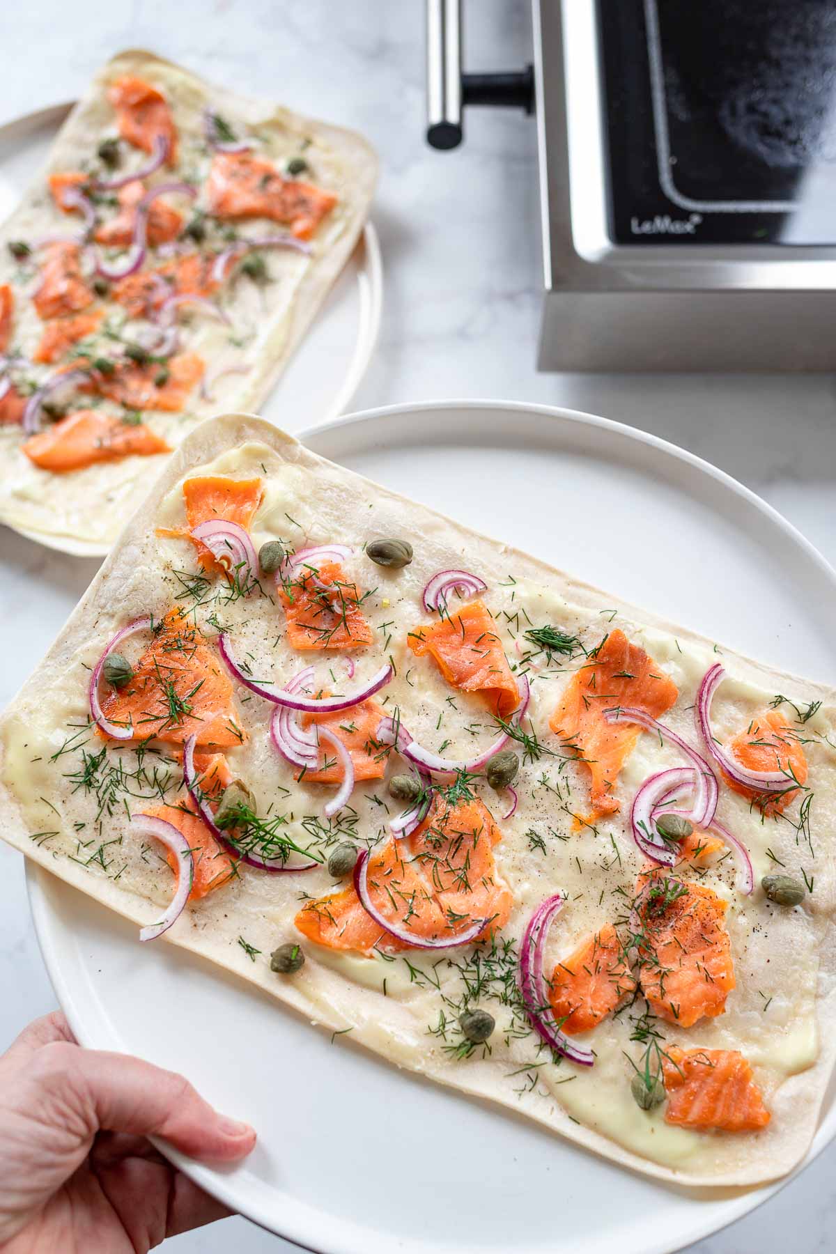 Flammkuchenböden mit crème fraîche, Lachs, Kapern, Dill, Rote Zwiebeln mit LeMax Grill