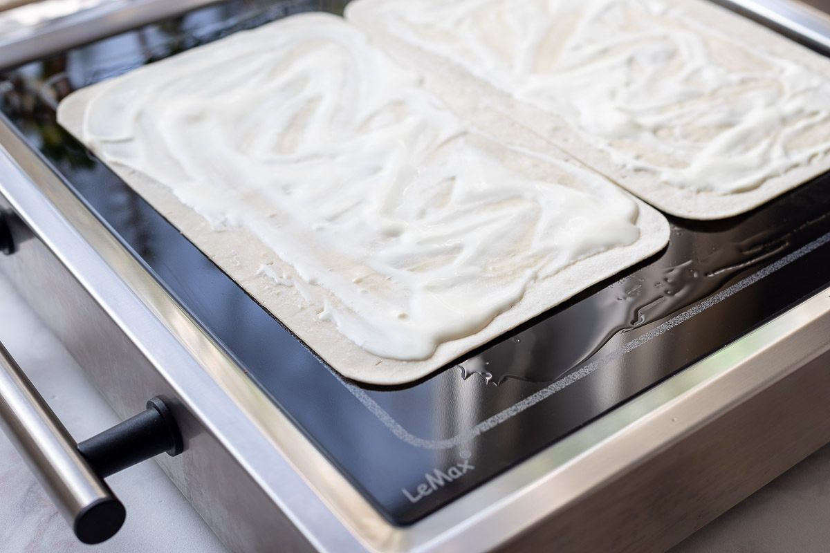 Flammkuchenböden mit crème fraîche auf LeMax Grill