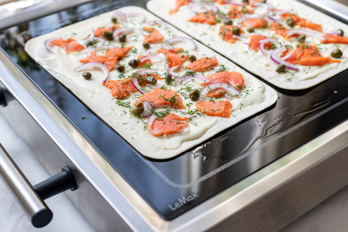 Flammkuchenböden mit crème fraîche, Lachs, Kapern, Dill, Rote Zwiebeln auf LeMax Grill
