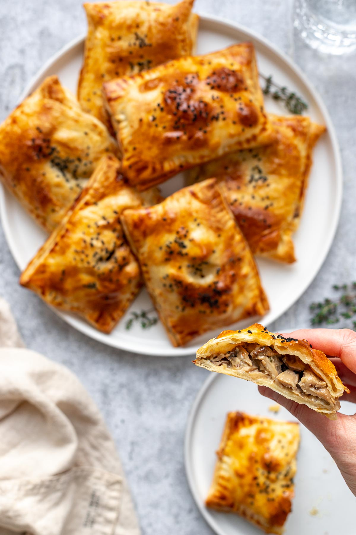 Gefüllte Blätterteigtaschen (Hand Pies) mit Pilzen, Thymian, Crème Fraîche, Gorgonzola, Parmesan