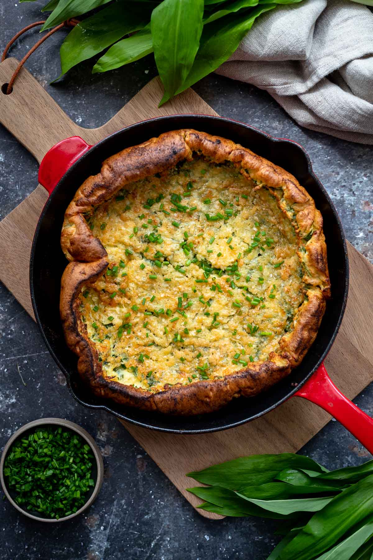 Dutch Baby Rezept mit Parmesan und Bärlauch