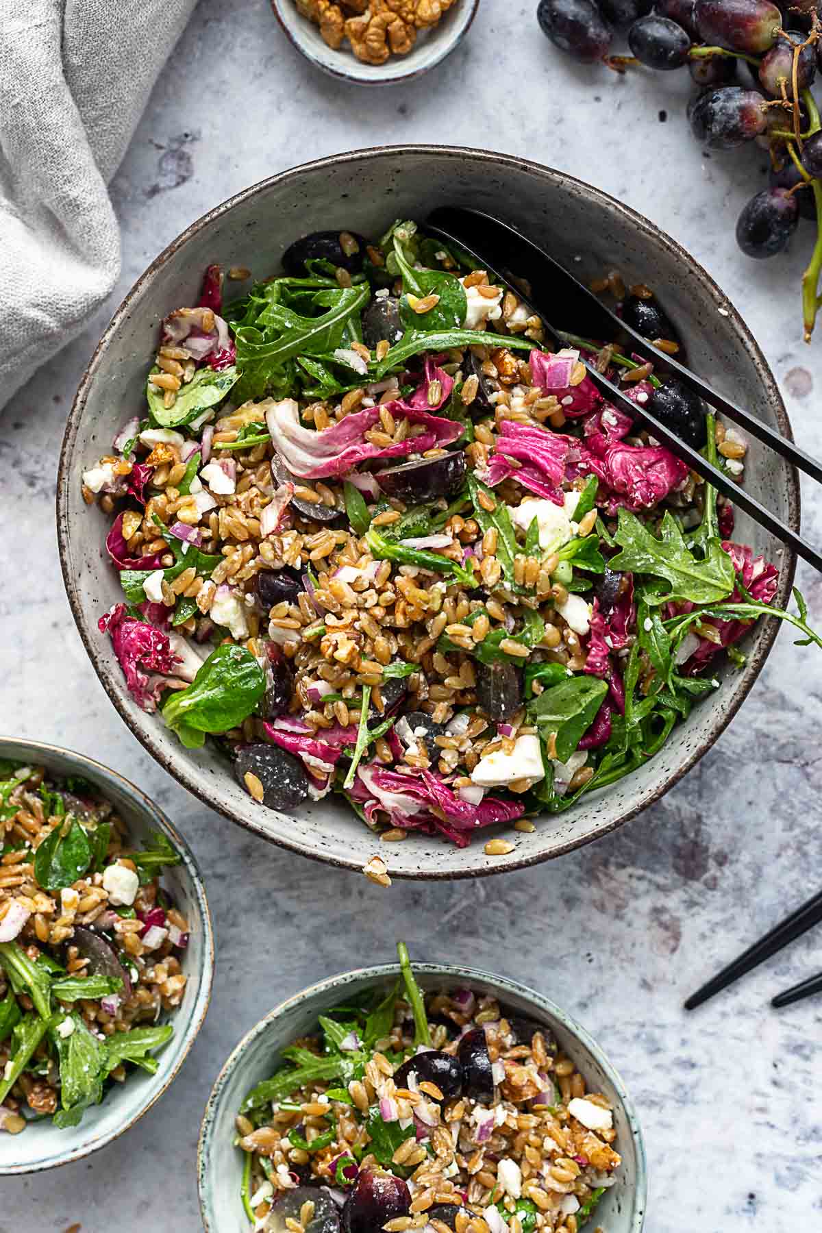Grünkern Salat mit Feta und roten Trauben Rezept