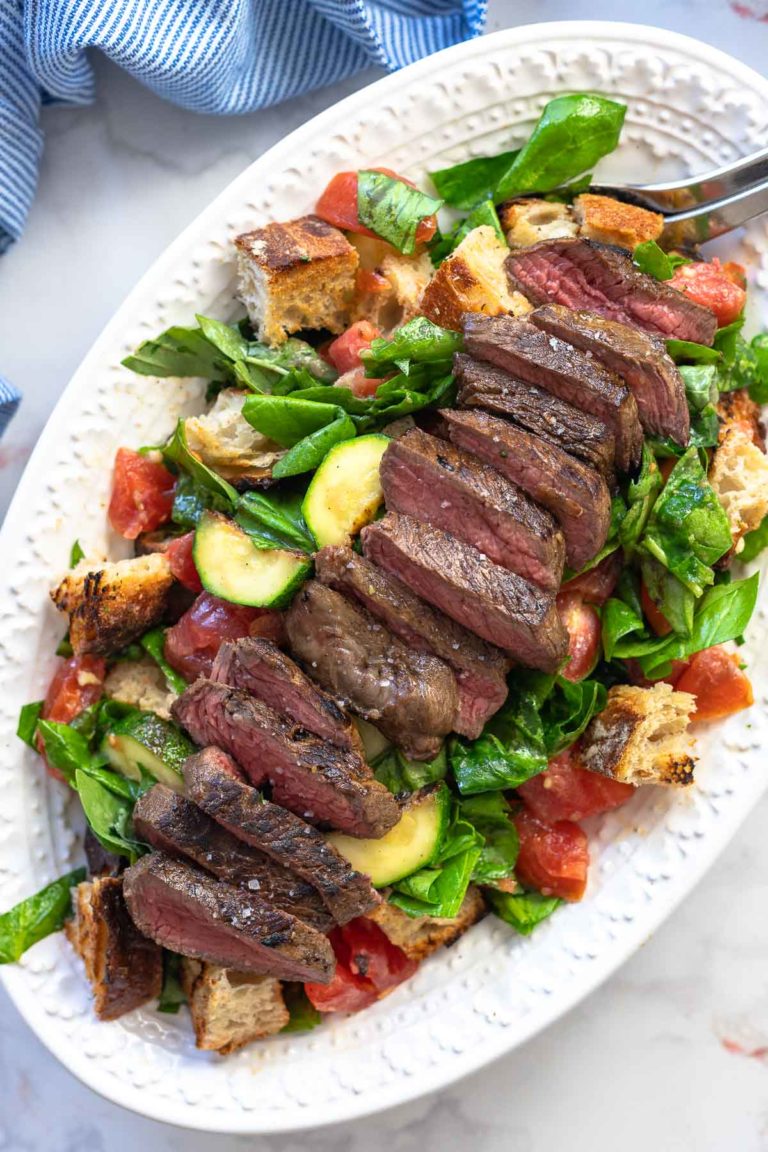 Panzanella mit Steak (Tomaten-Brotsalat)