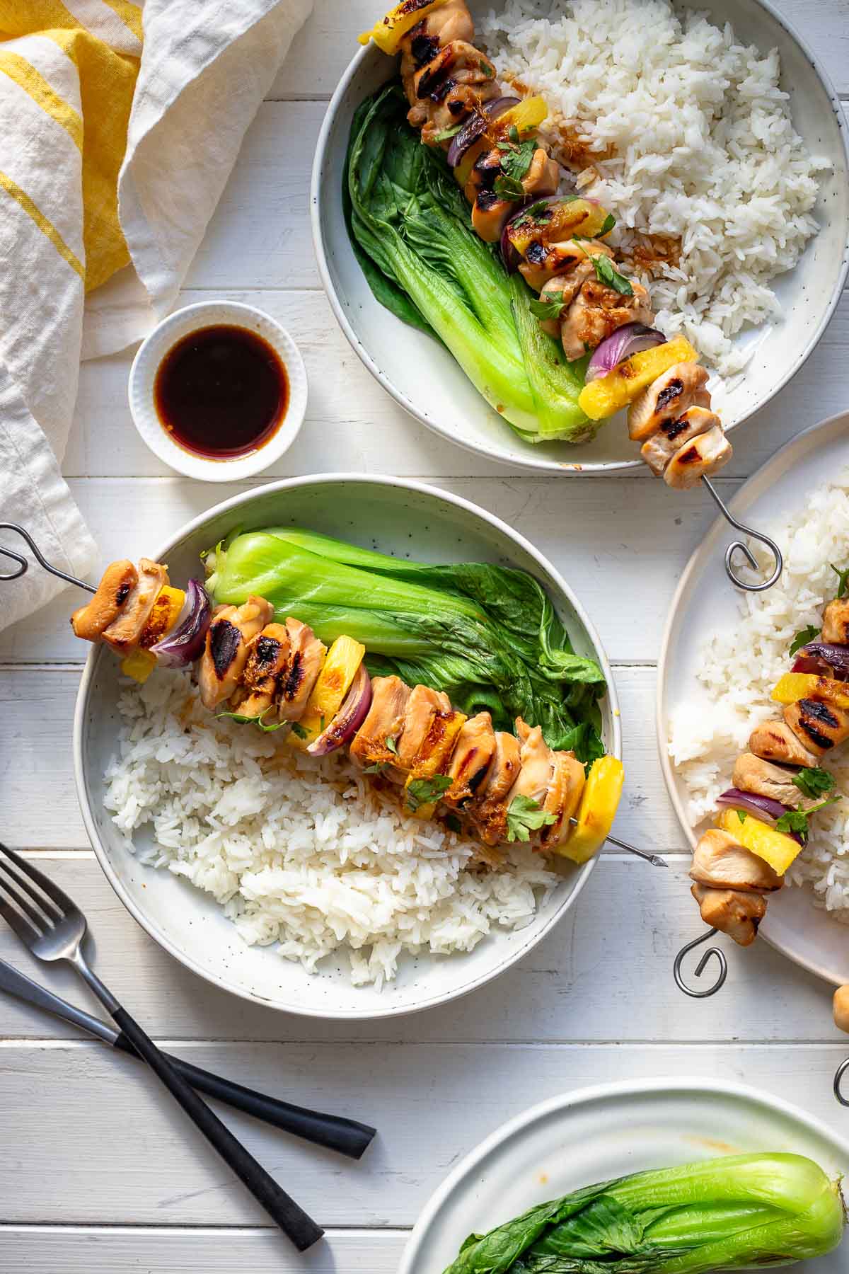 Hähnchen Yakitori (Japanische gegrillte Hähnchen-Spieße) angerichtet