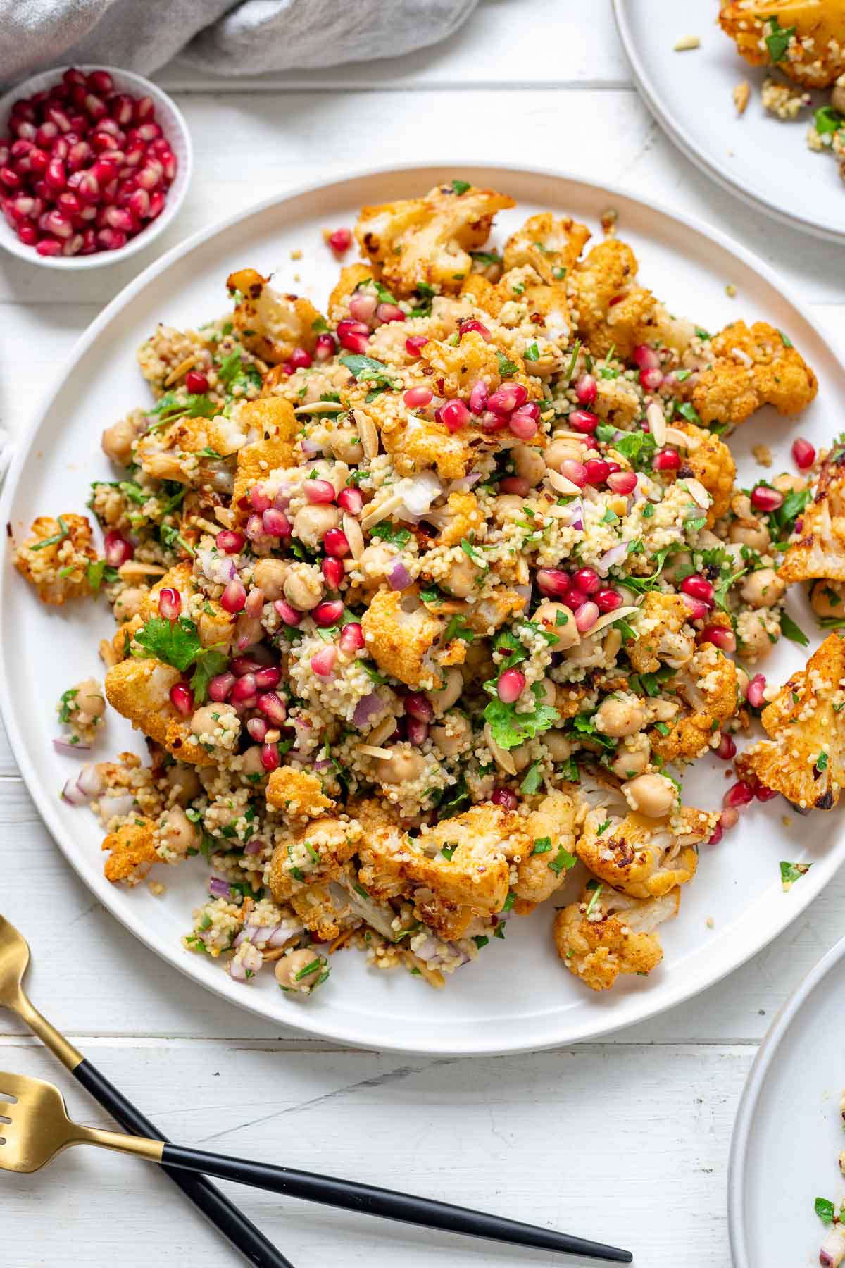 Gerösteter Harissa-Blumenkohl mit Kichererbsen & Hirse Rezept