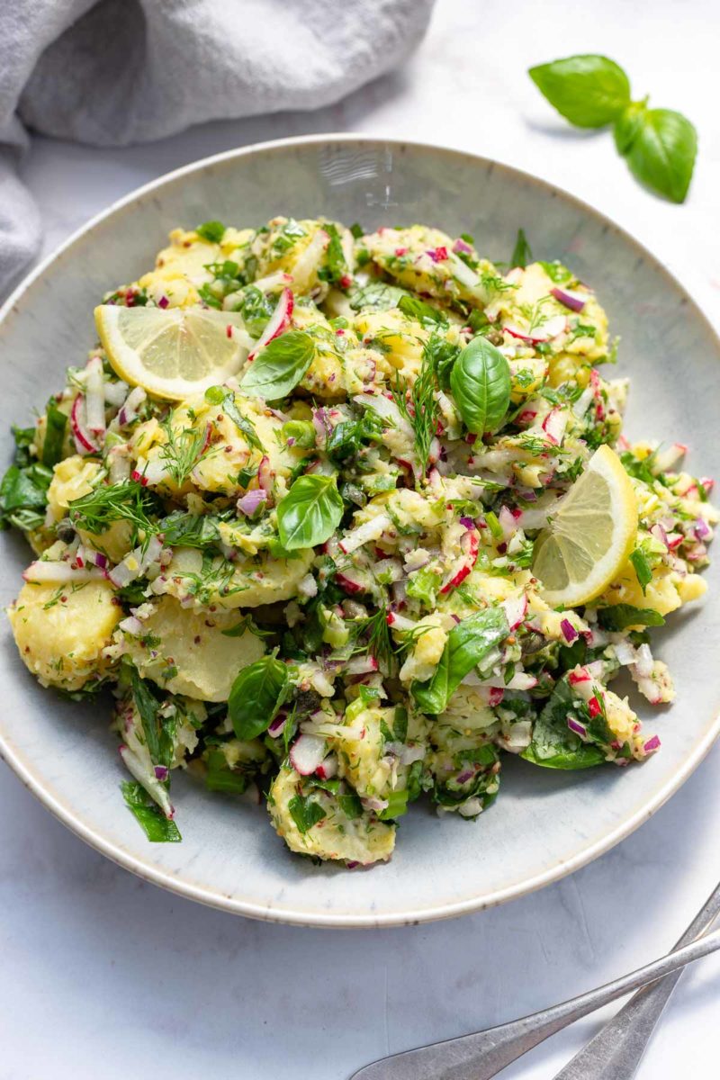 Rezept für Kartoffelsalat mit Senf & Kapern, Radieschen, Kräuter (ohne Mayo) Rezept