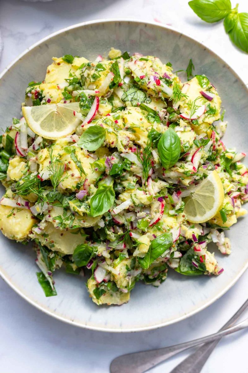 Mediterraner Kartoffelsalat Rezept mit Senf & Kapern, Radieschen, Kräuter (ohne Mayo) Rezept