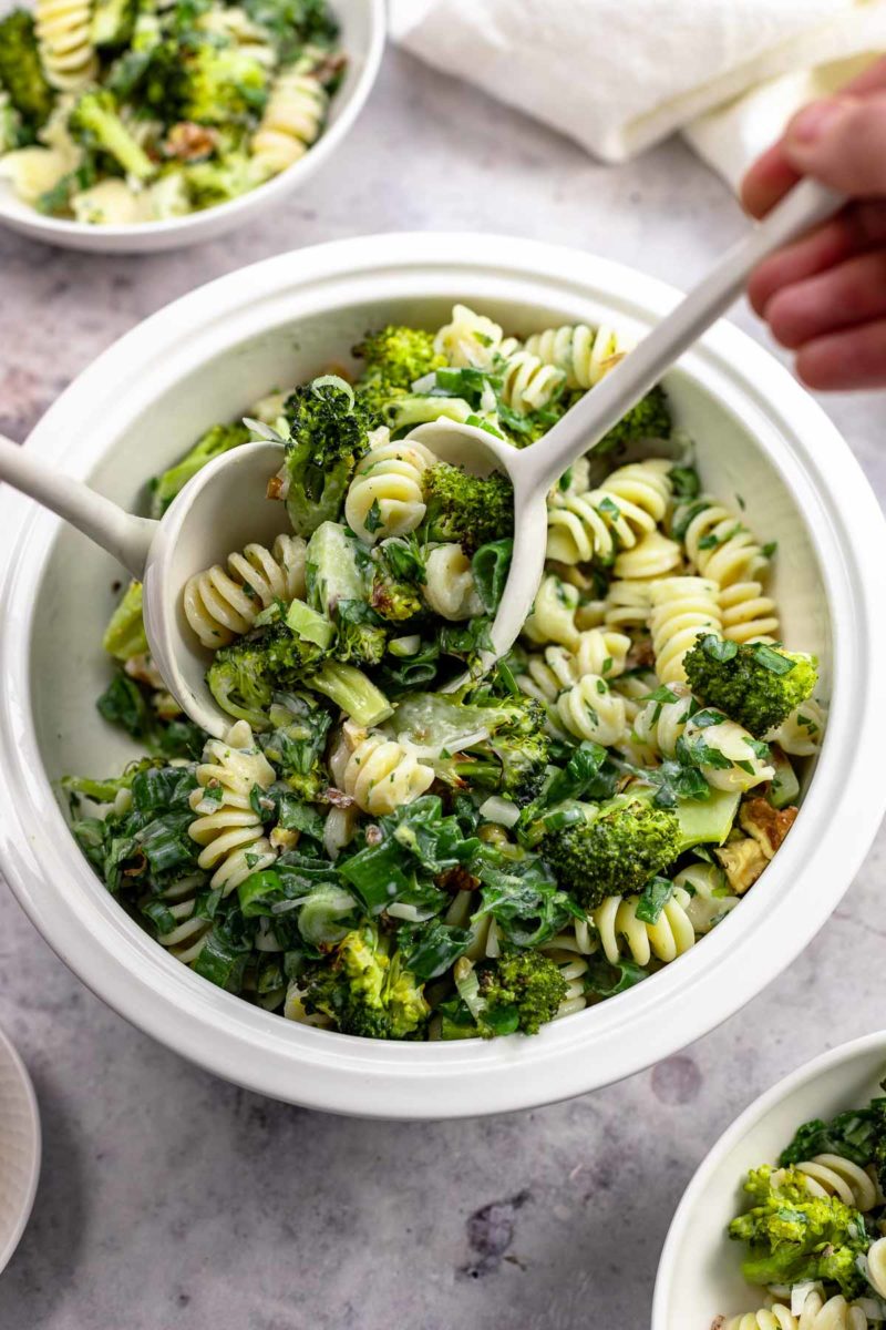 Brokkoli-Nudelsalat mit Buttermilch-Dressing