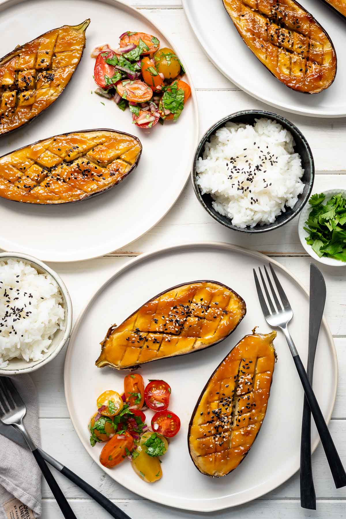 Japanische Miso-Auberginen (Nasu Dengaku) Rezept mit Reis und Tomatensalat