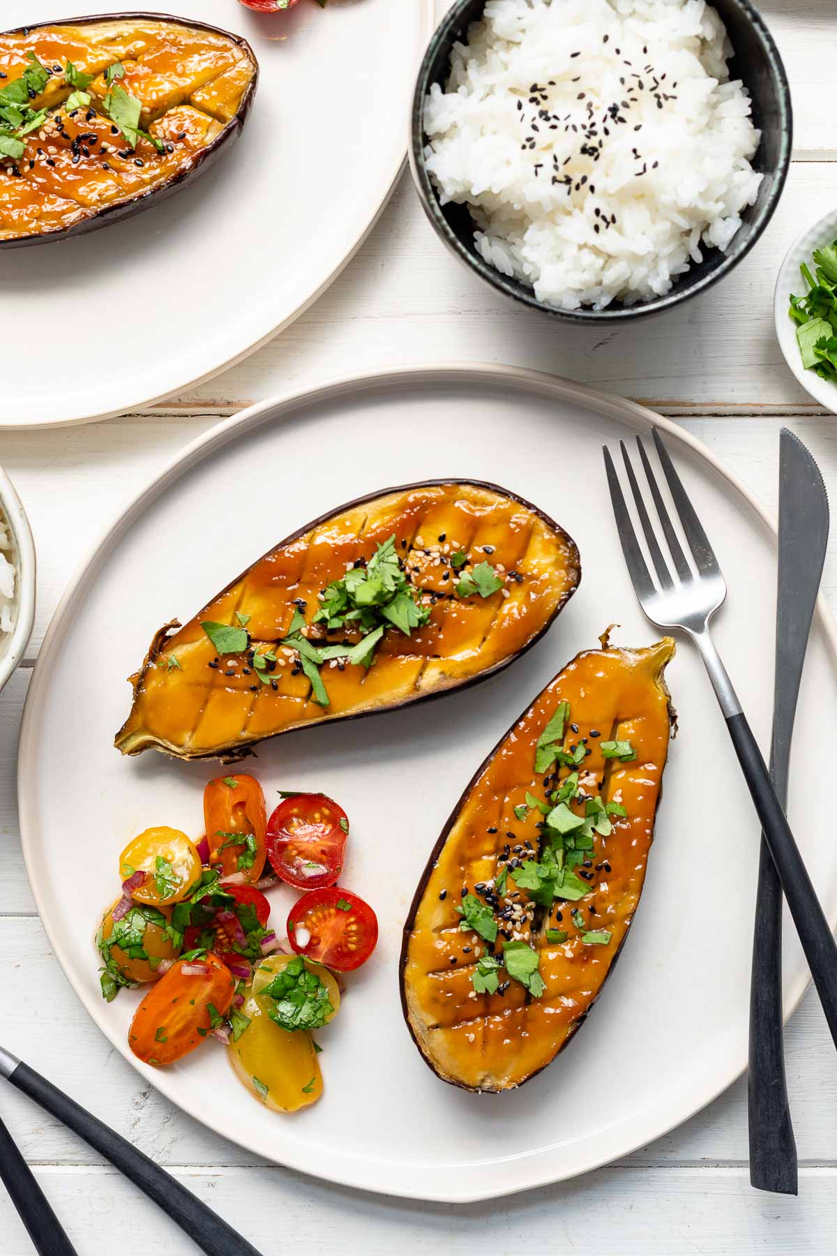 Japanische Miso-Auberginen (Nasu Dengaku) Rezept mit Reis und Tomatensalat
