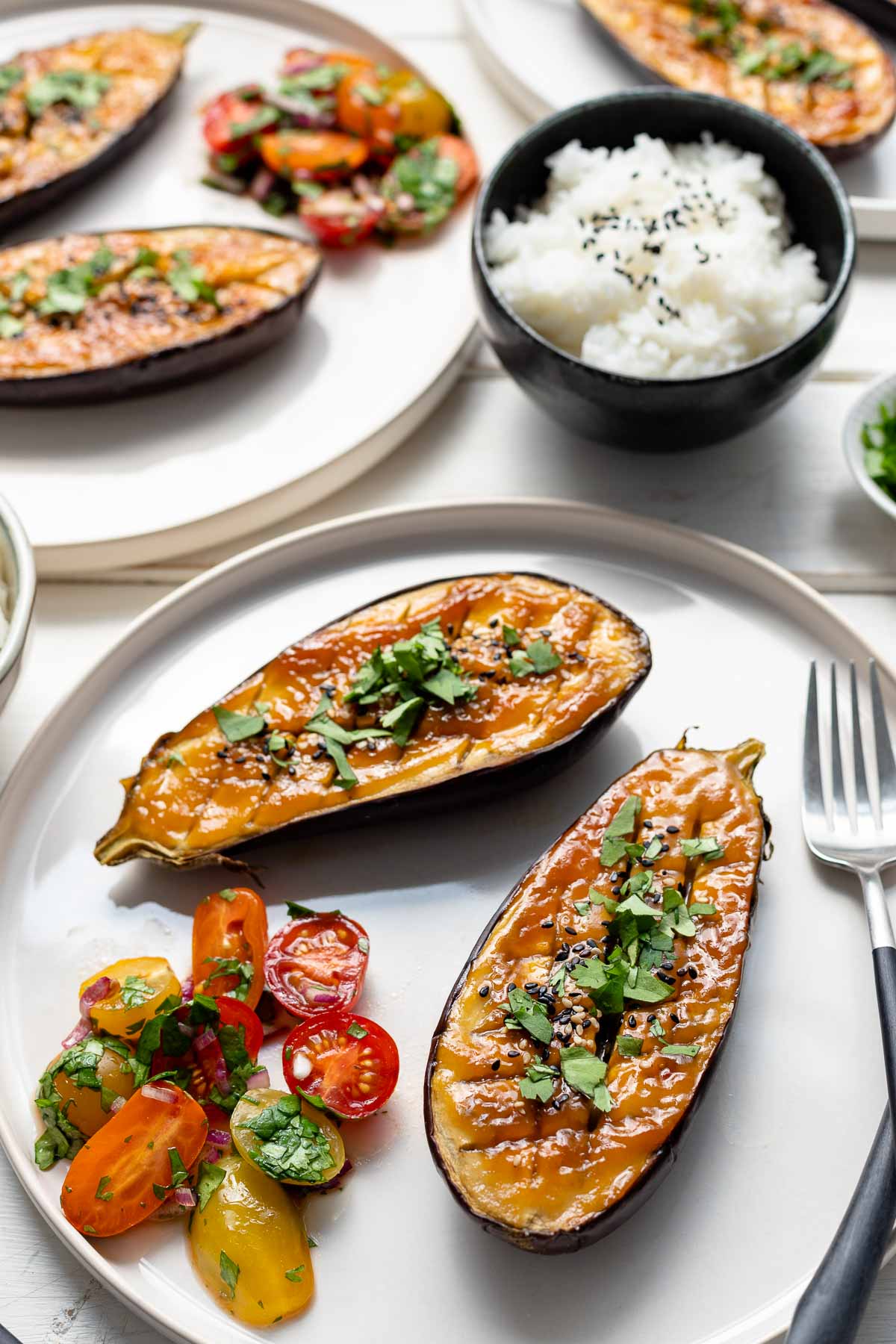 Japanische Miso-Auberginen (Nasu Dengaku) Rezept mit Reis und Tomatensalat