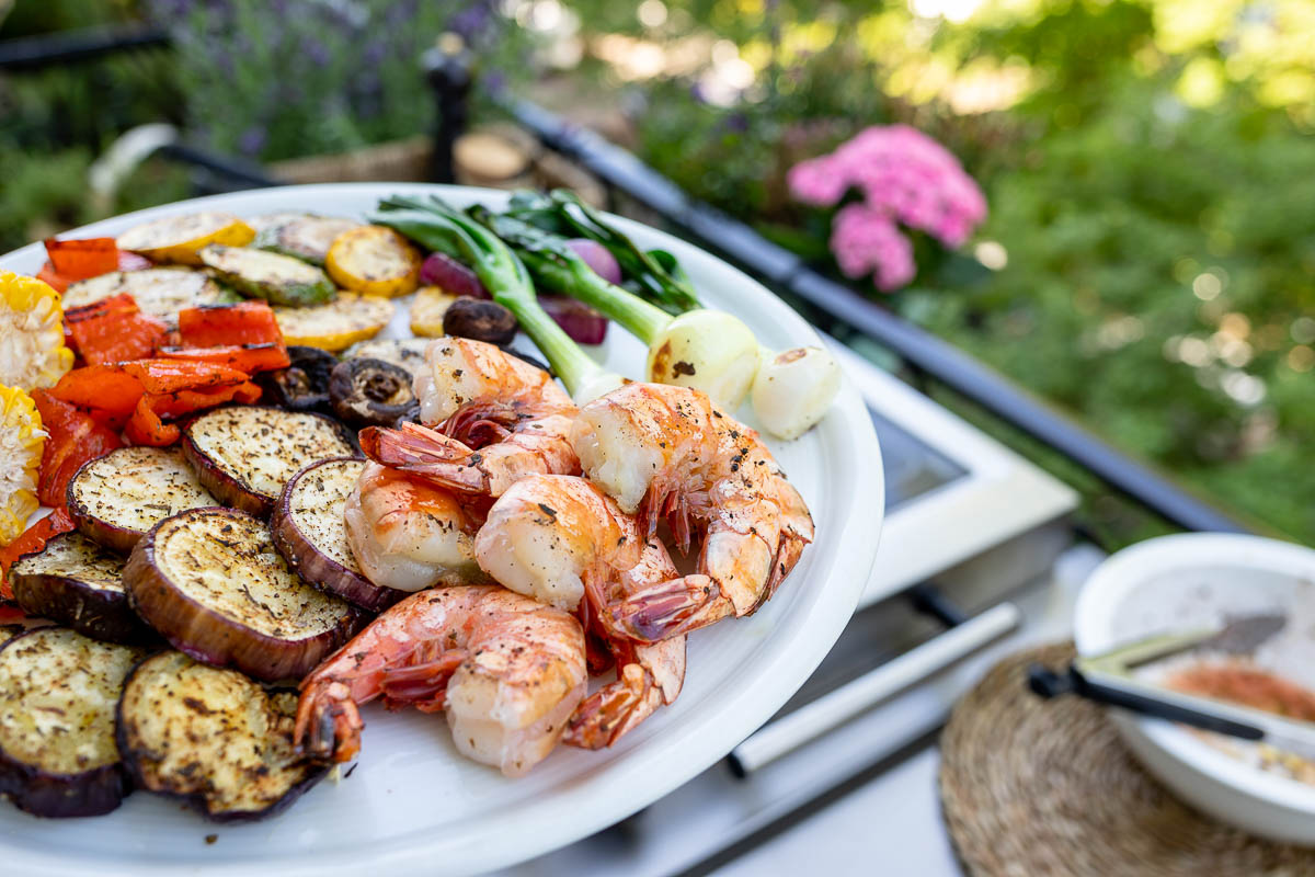 Gegrillte Gemüseplatte mit Riesengarnelen