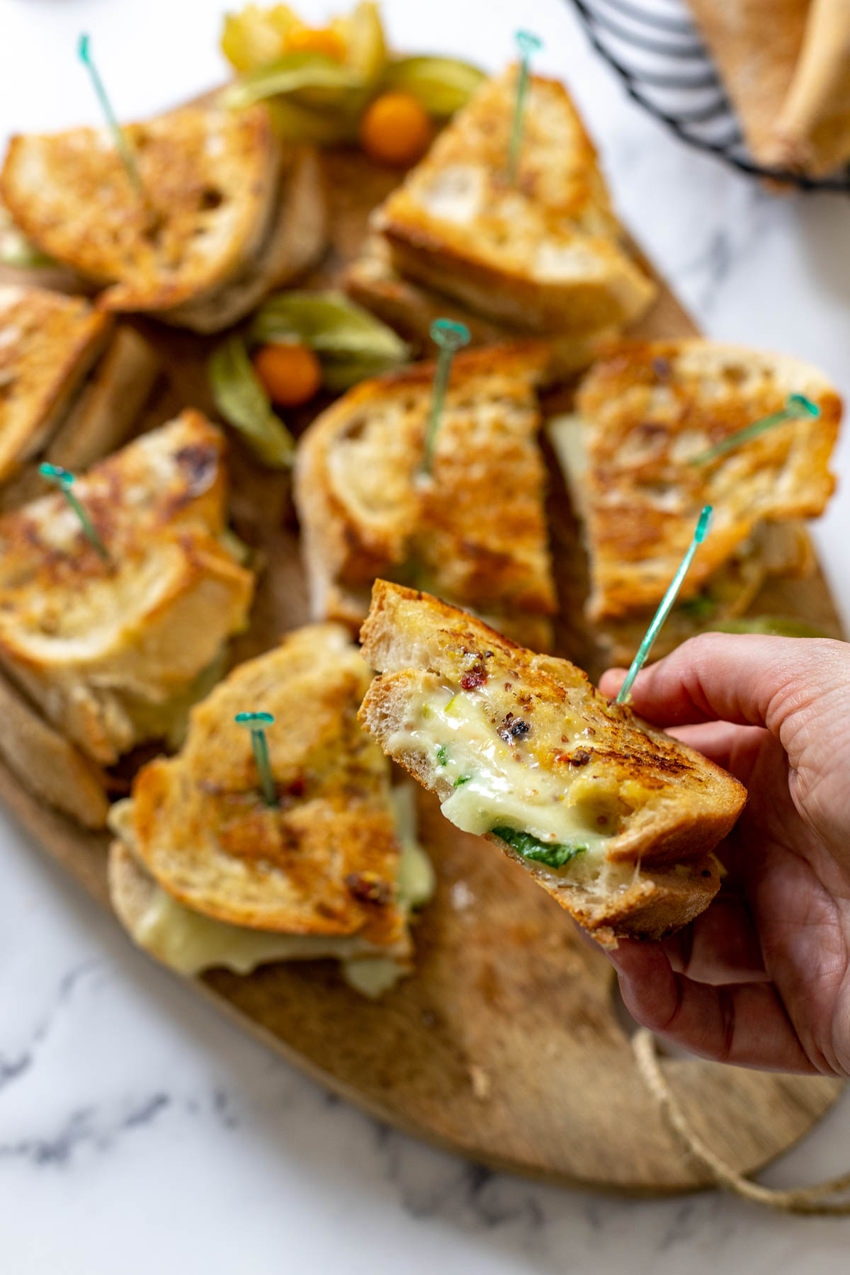 Gegrillter Käse-Sandwich mit Brie, Apfel & Honig-Senf (Grilled Cheese Sandwich)