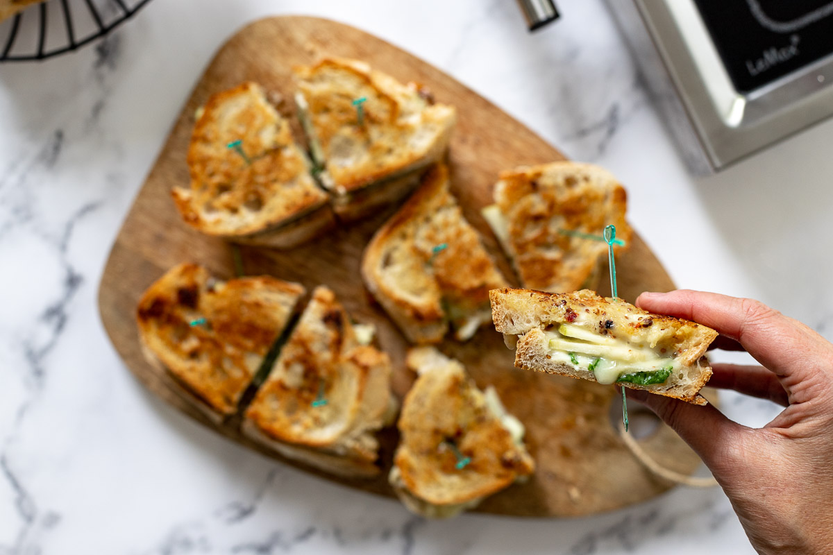Gegrillter Käse-Sandwich mit Brie, Apfel & Honig-Senf (Grilled Cheese Sandwich)
