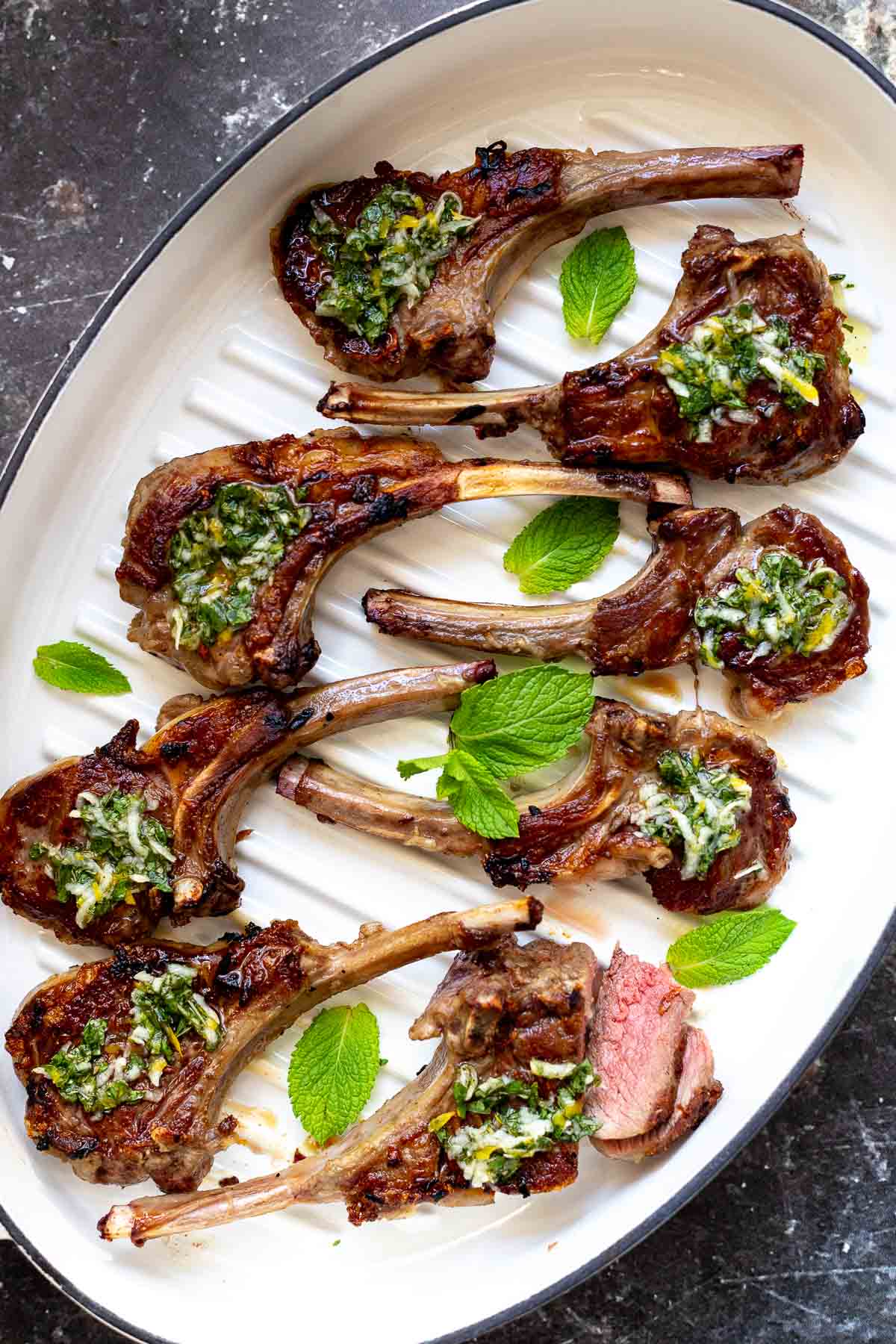 Lammkoteletts mit Zitronen-Minze-Gremolata