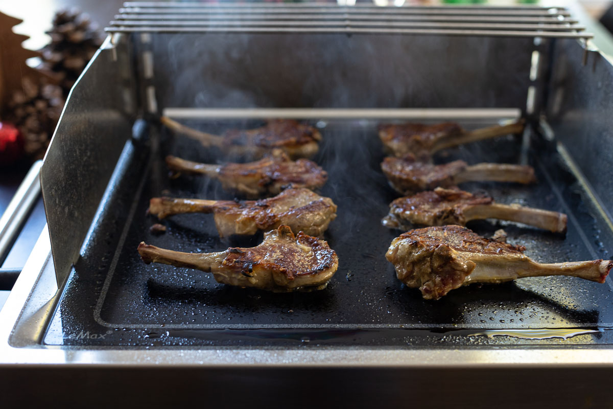 Lammkotelett auf dem Grill LeMax