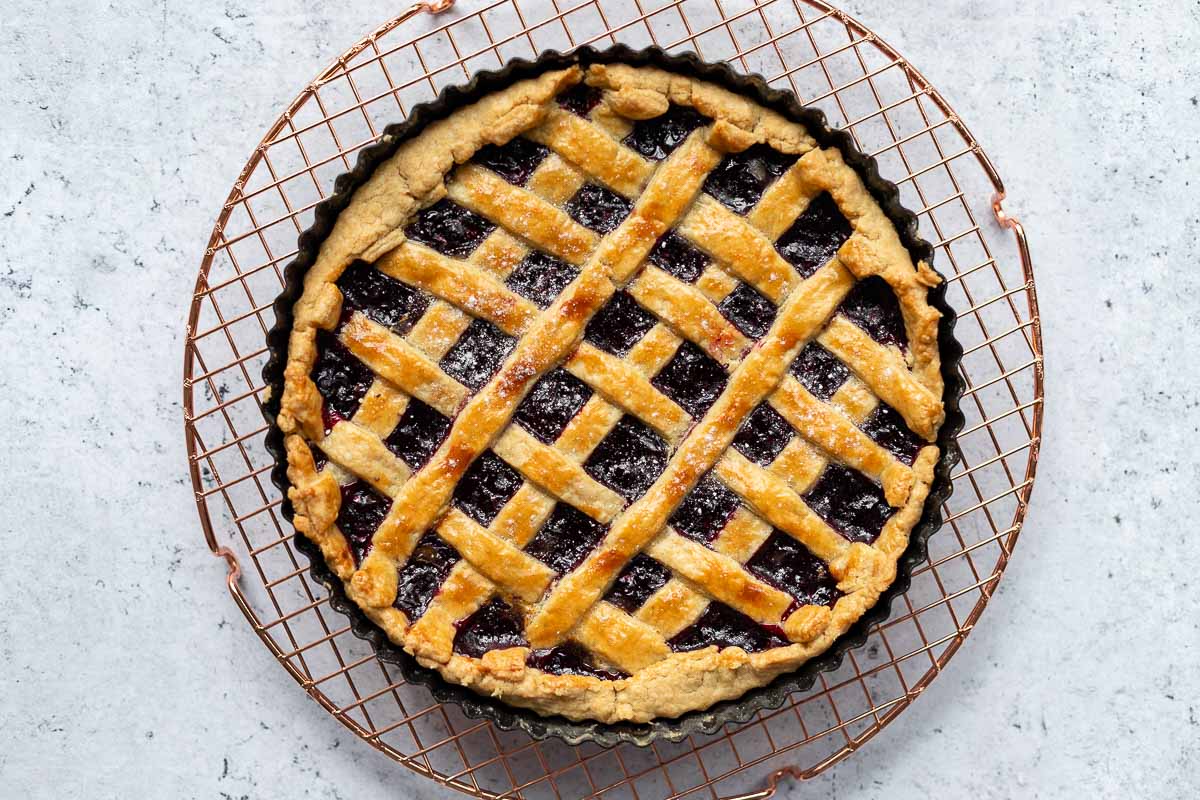 Schritt 4: Backen
Torte kühlen, dann goldbraun backen. Warm oder kalt servieren.
Torte mit Marmelade aus dem Ofen