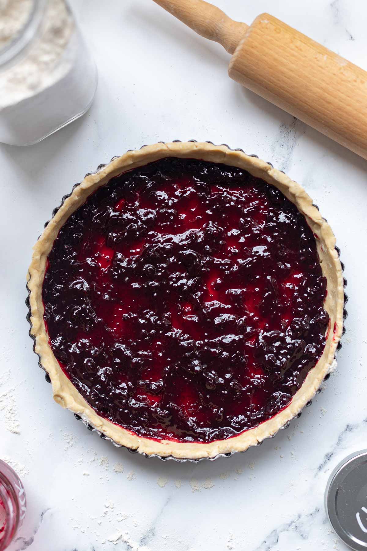 Torte mit Johannisbeer-Marmelade vor dem Backen