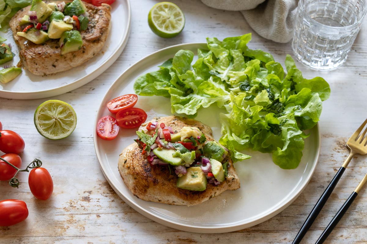 Gegrillte Hähnchenbrust mit Avocado-Salsa angerichtet