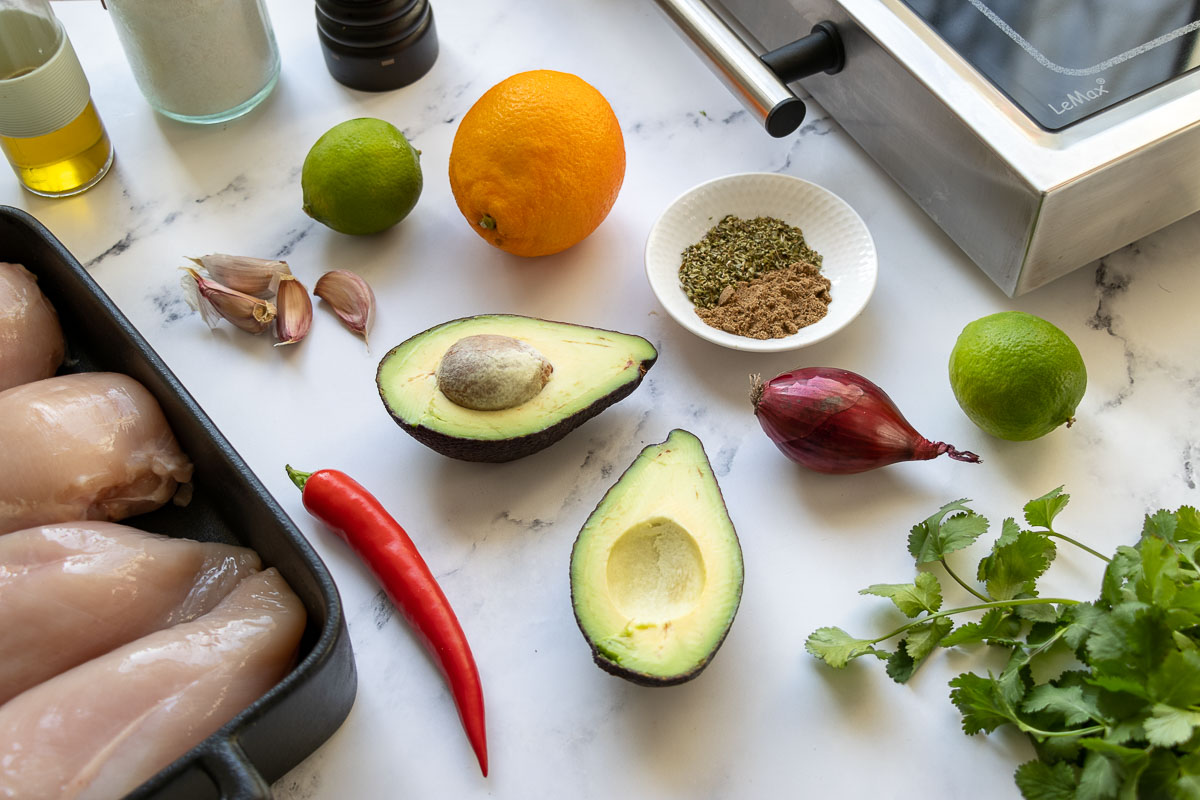 Zutaten für Gegrillte Hähnchenbrust mit Avocado-Salsa