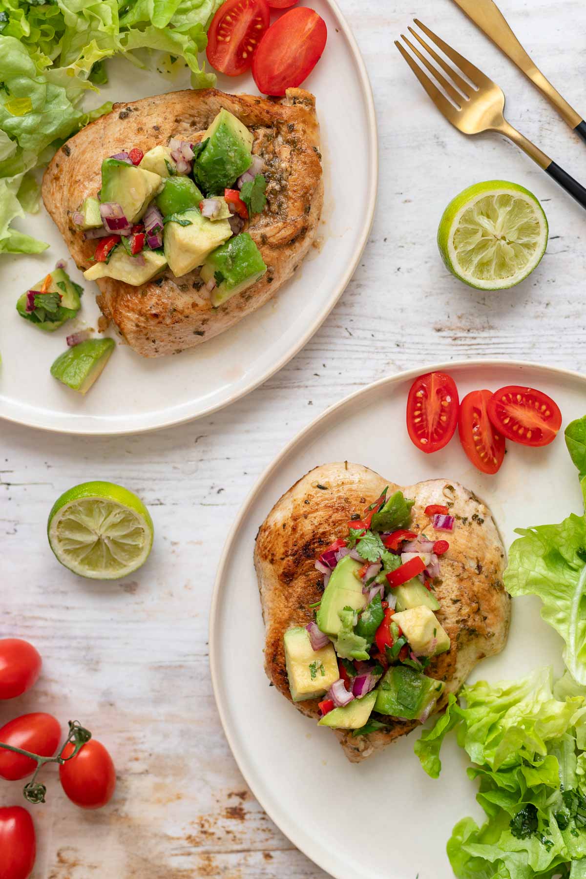 Gegrillte Hähnchenbrust mit Avocado-Salsa für zwei