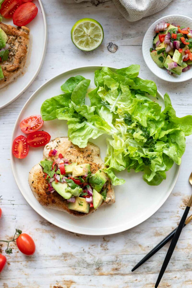 Gegrillte Hähnchenbrust mit Avocado-Salsa Rezept als gesunde Rezepte für Sportler