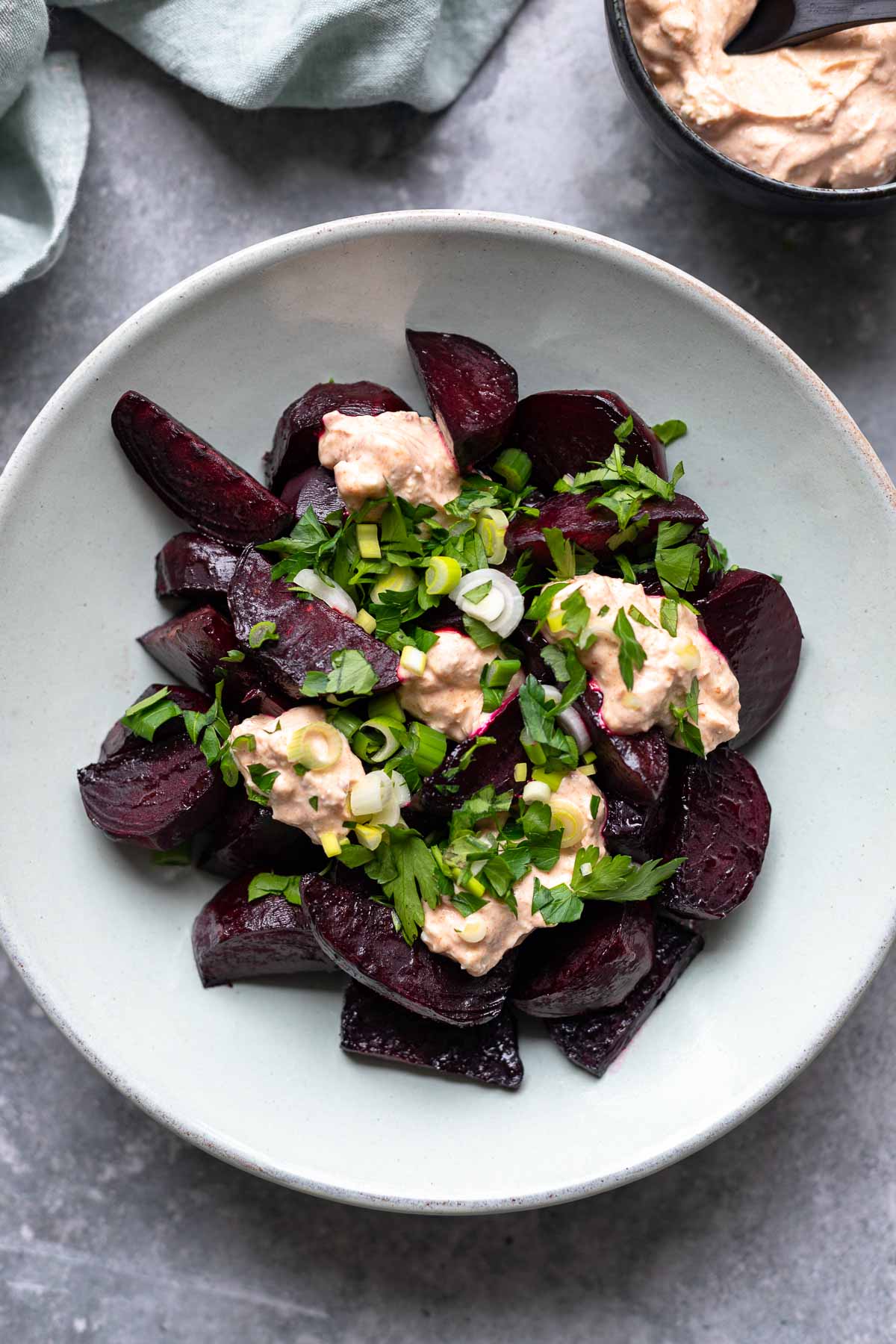 Geröstete Rote Bete Salat mit Harissa Joghurt Dressing