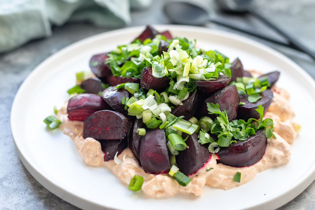 Geröstete Rote Bete Salat mit Joghurt-Harissa Dressing