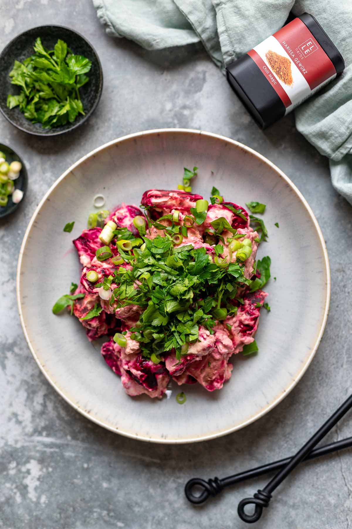 Geröstete Rote Bete Salat mit Joghurt-Harissa Dressing