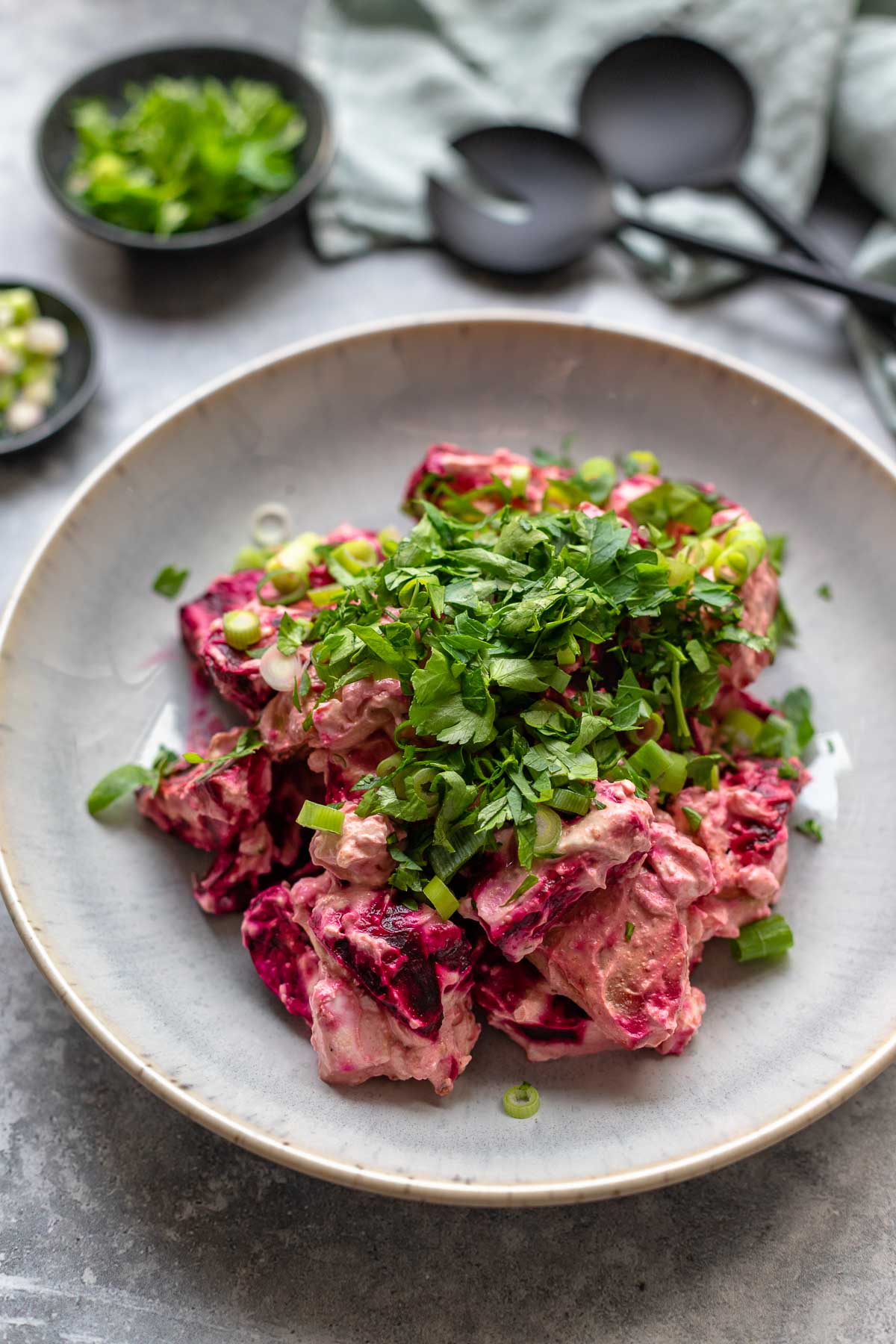 Geröstete Rote Bete Salat mit Harissa Joghurt Dressing