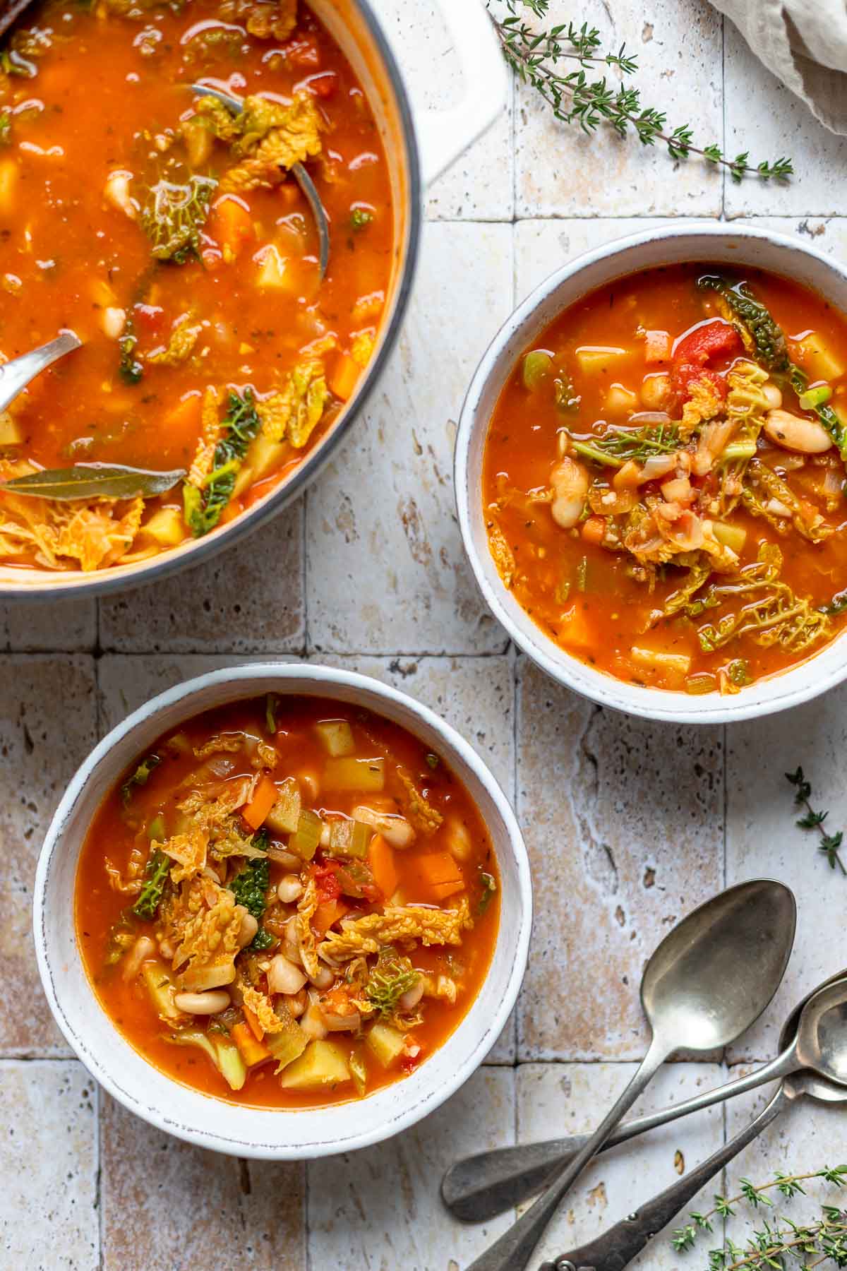Gemüsesuppe mit weißen Bohnen