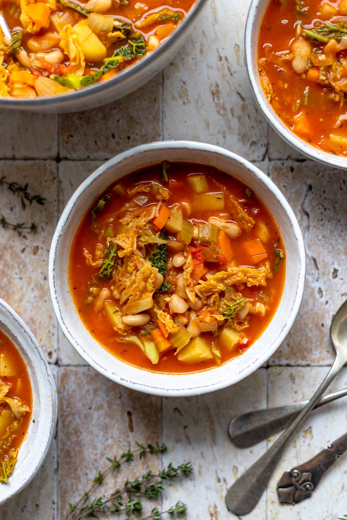 Gemüsesuppe mit weißen Bohnen