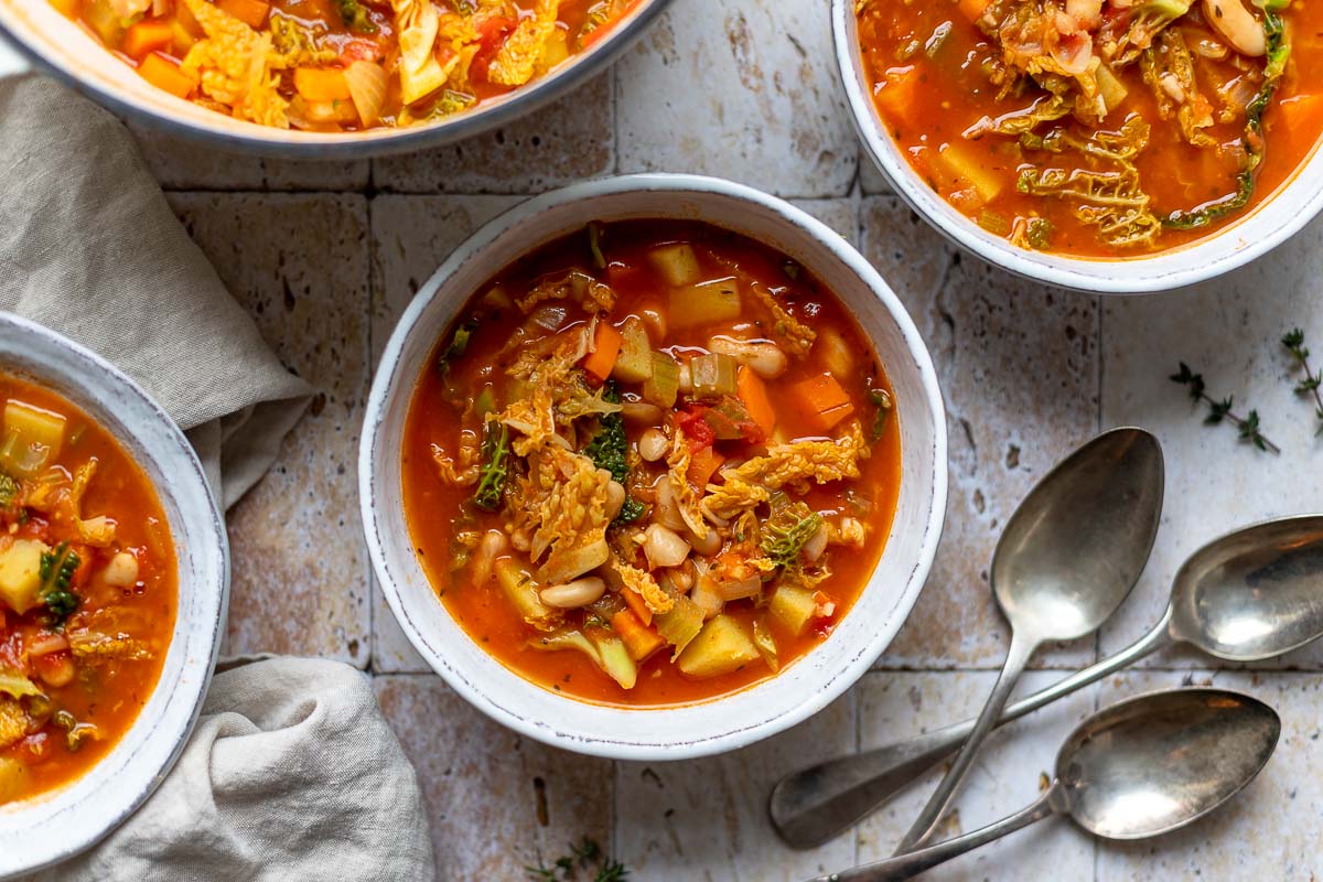 Gemüsesuppe mit weißen Bohnen