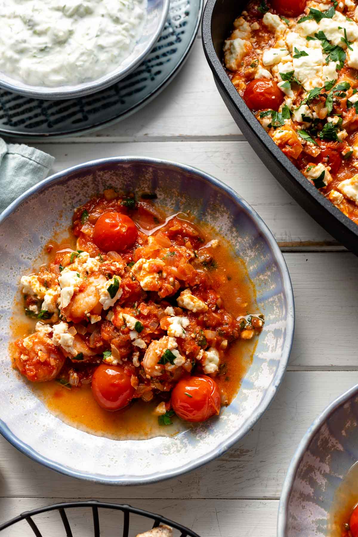 Griechisches Garnelen-Saganaki mit Tomaten und Feta