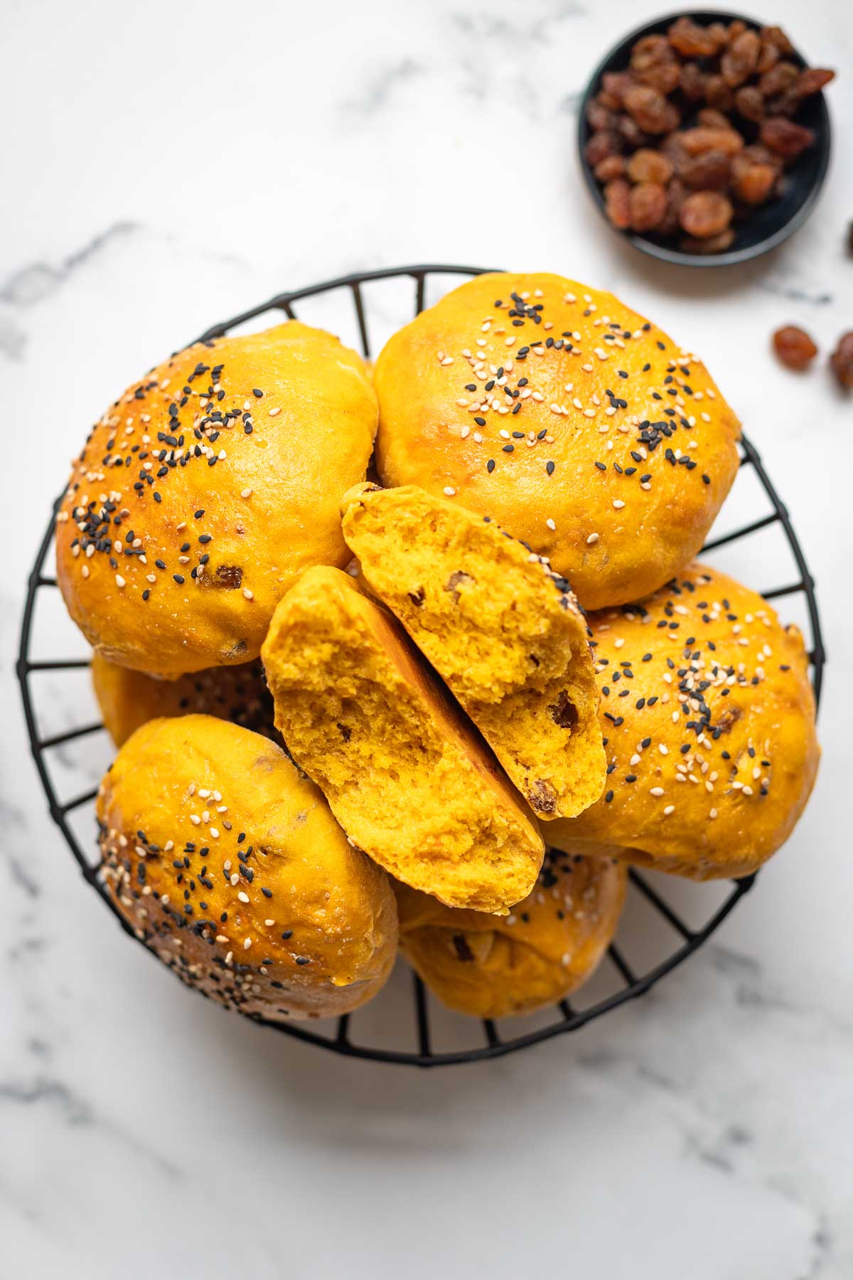 Süßkartoffel-Rosinenbrötchen
