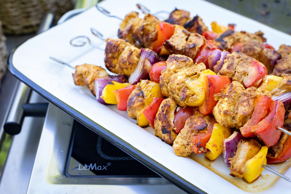Tandoori Hähnchenspieße Rezept mit Gemüse & Joghurt Dip