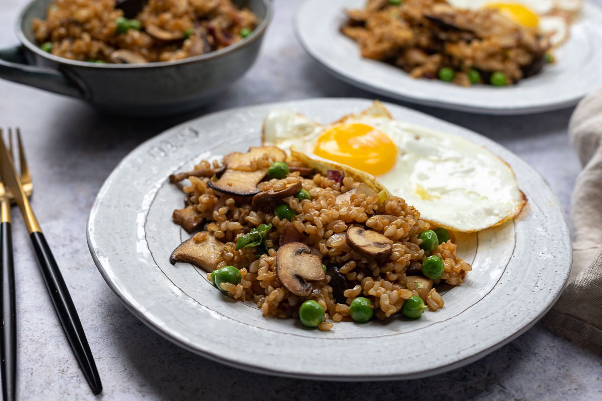 Gebratener Reis mit Pilzen & Erbsen mit Spiegelei Rezept
