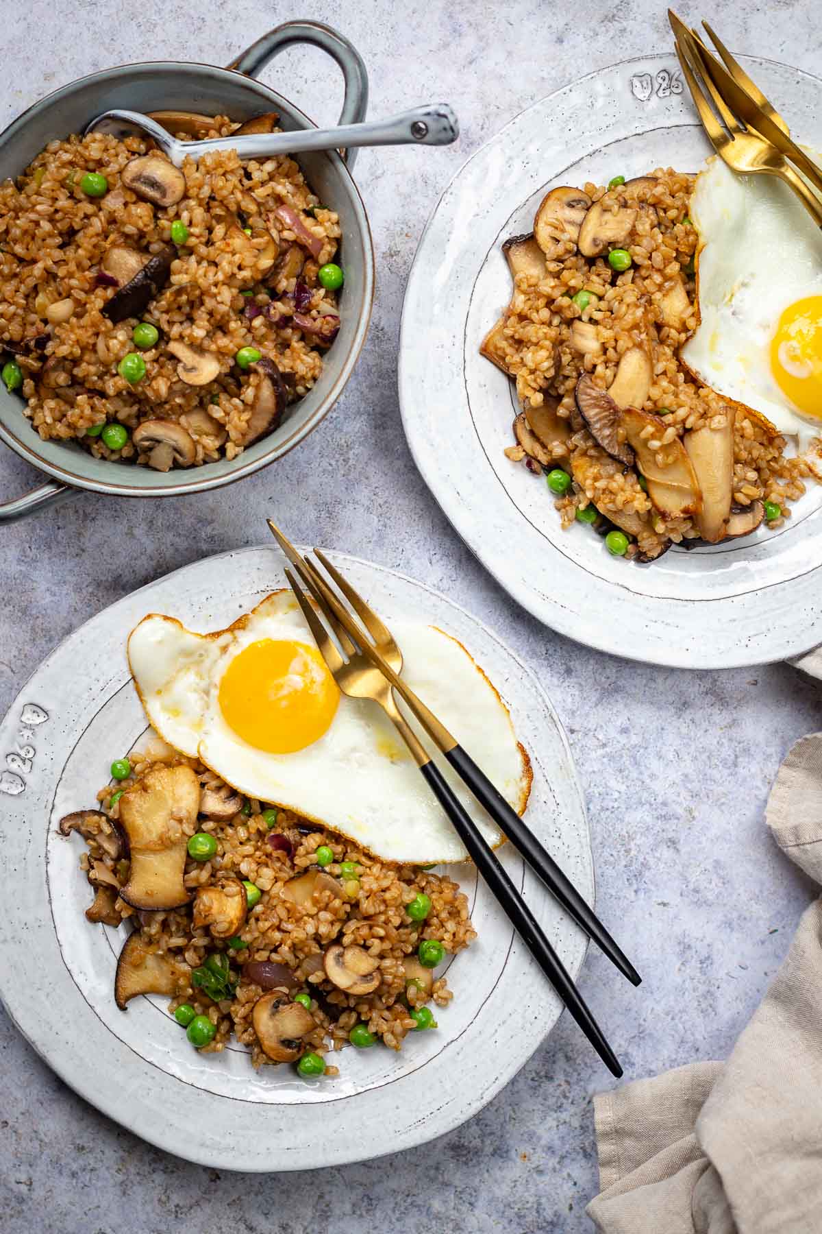 Gebratener Reis mit Pilzen & Erbsen mit Spiegelei Rezept