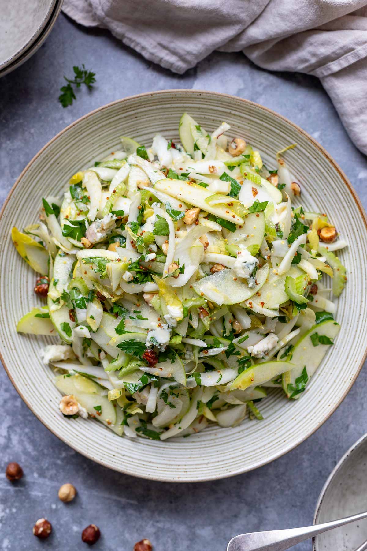 Stangensellerie Salat mit Apfel & Roquefort