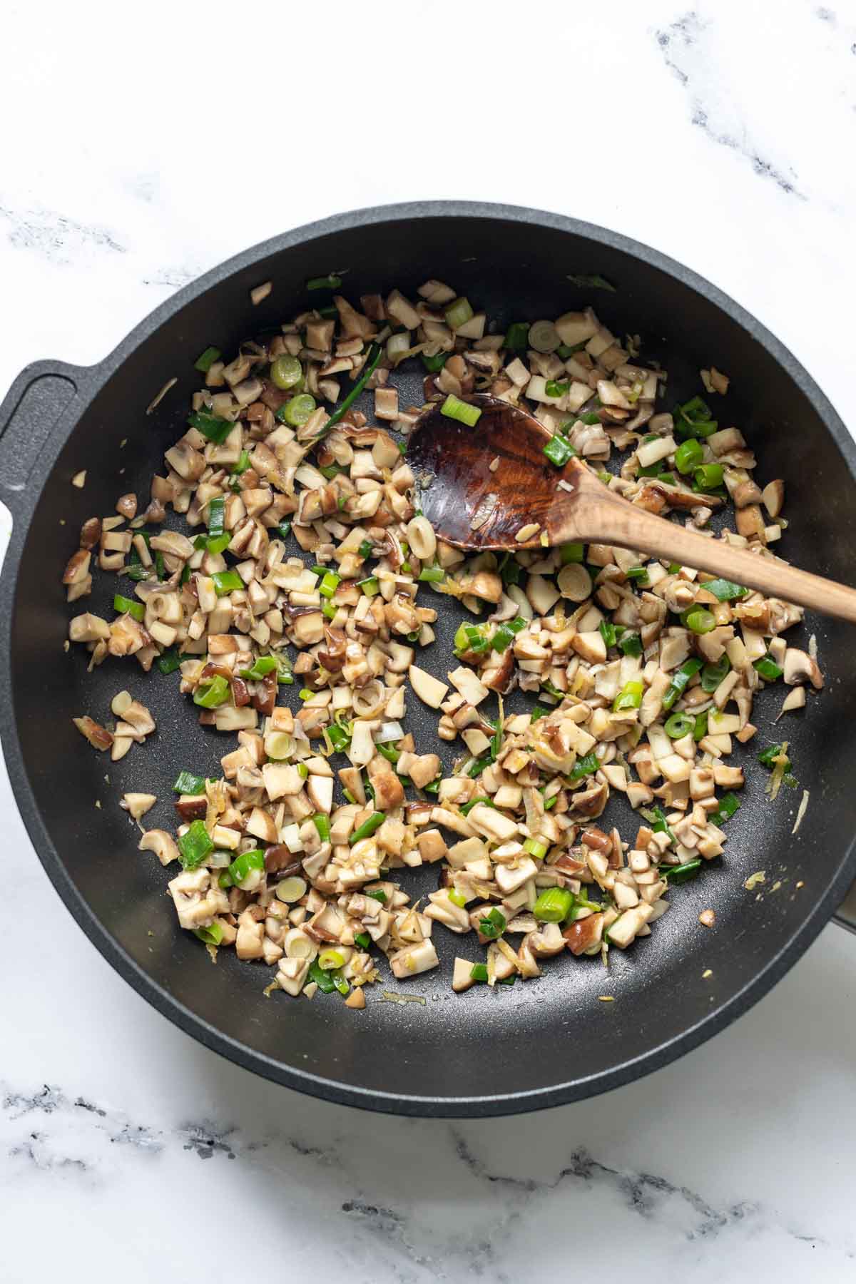 Gebratene Pilze für Dumplings