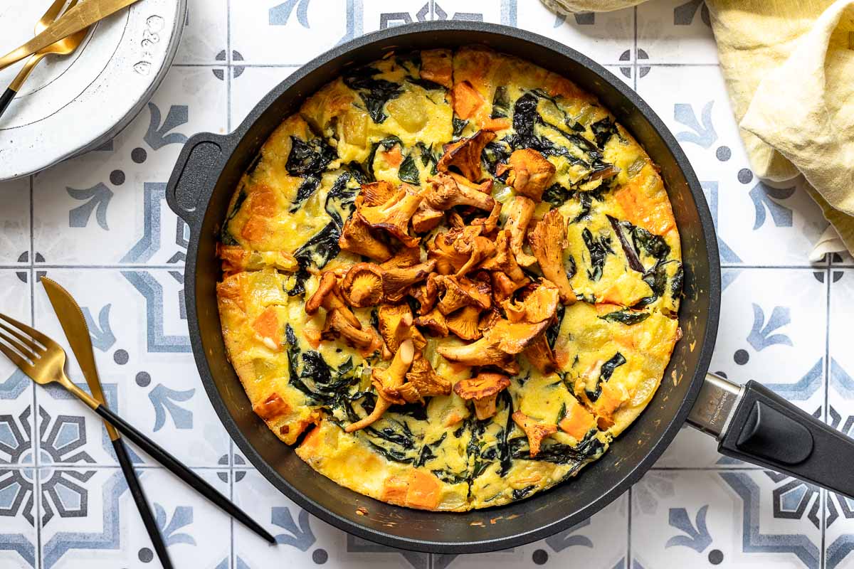 vegetarische Frittata Rezept mit Süßkartoffeln, Kartoffeln, Lauch, Mangold und Gouda