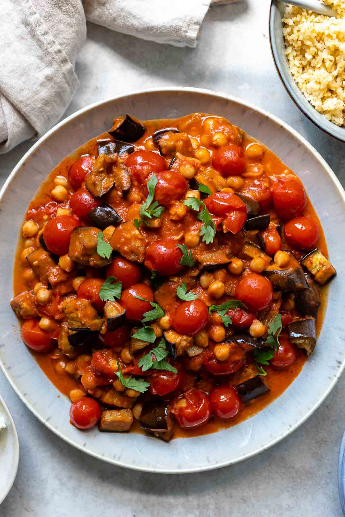 Eintopf Rezept mit Auberginen, Kichererbsen, Tomaten & Harissa