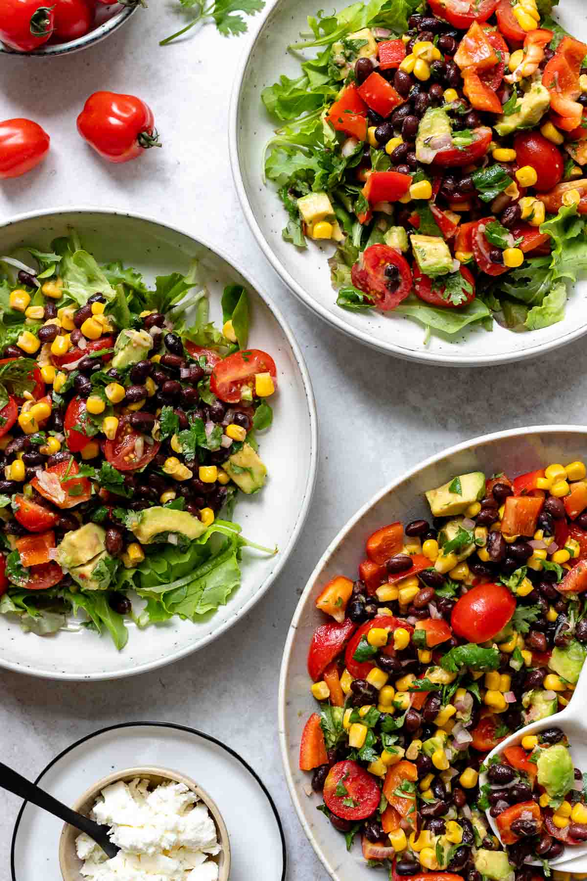 Schwarze Bohnen Salat mit Avocado, Paprika und Mais