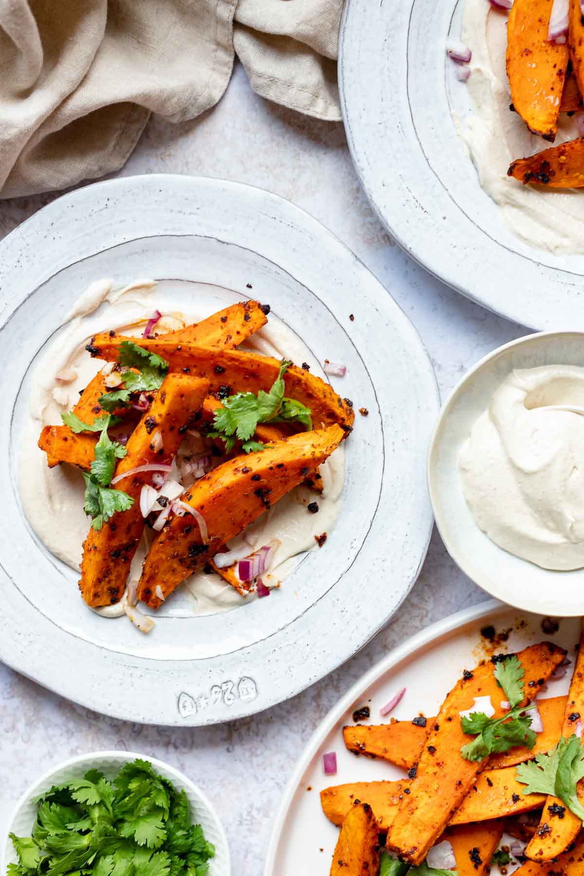 Harissa-Süßkartoffeln mit Joghurt-Tahini