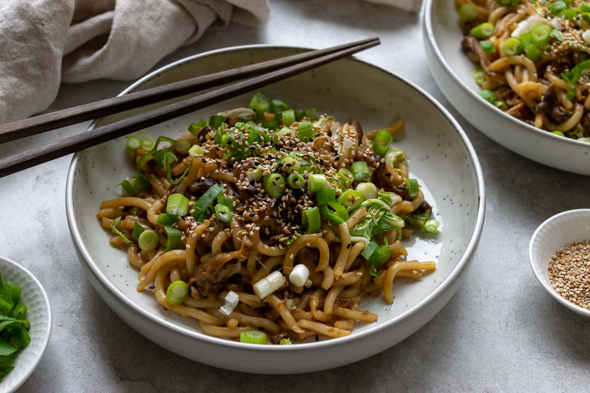 Yaki Udon-Pfanne mit Pilzen (gebratene Udon-Nudeln nach japanischer Art)