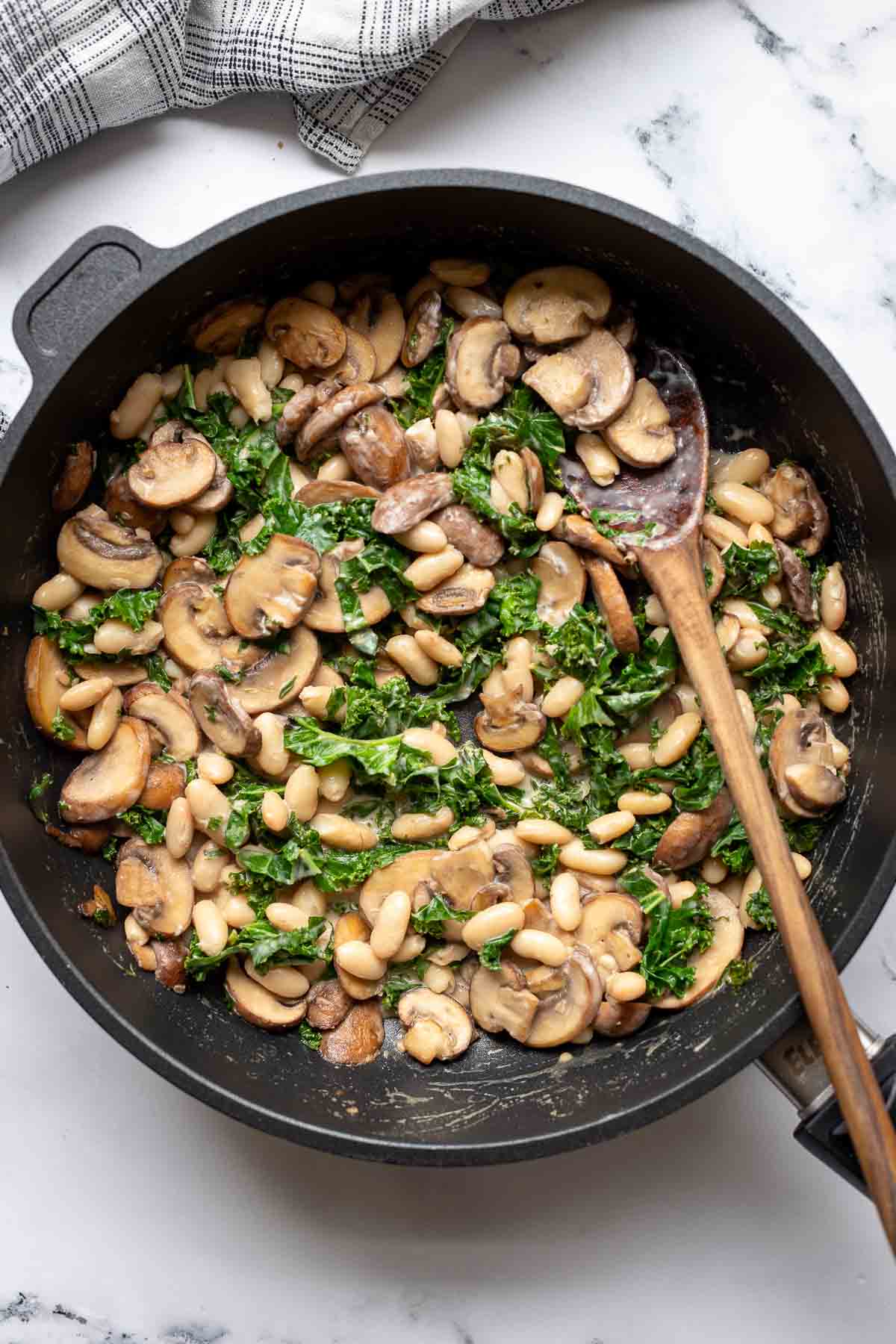 Champignonpfanne mit weißen Bohnen