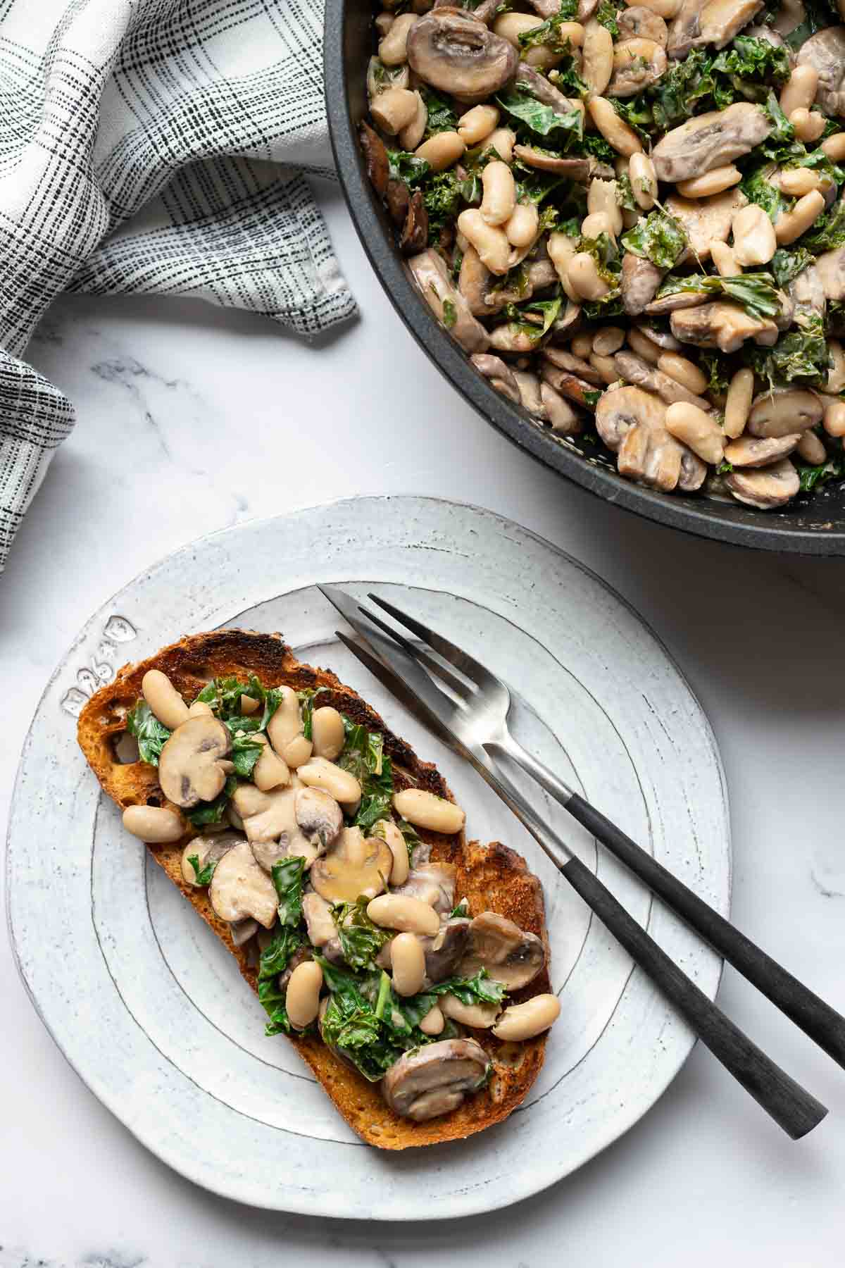 Pilzpfanne mit weißen Bohnen auf Toast