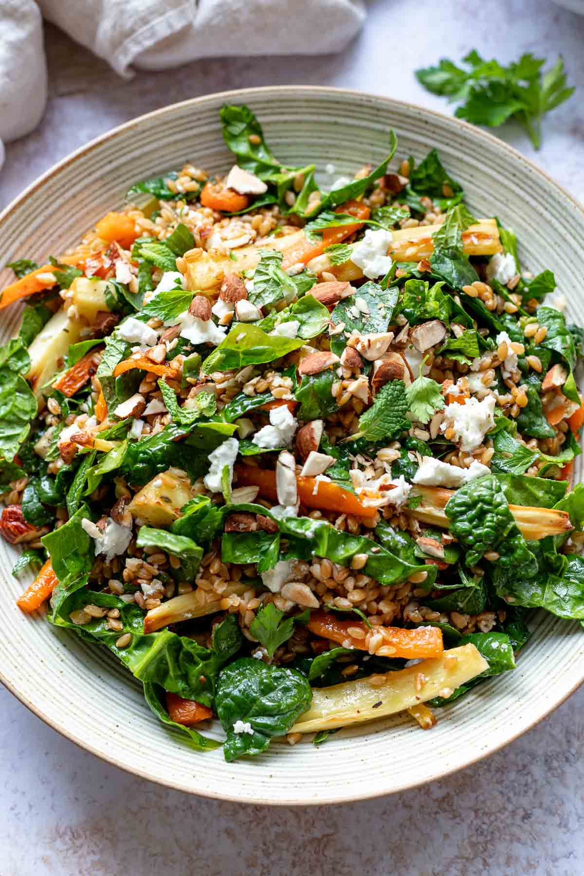 Orientalischer Einkorn Salat mit geröstetem Gemüse Rezept