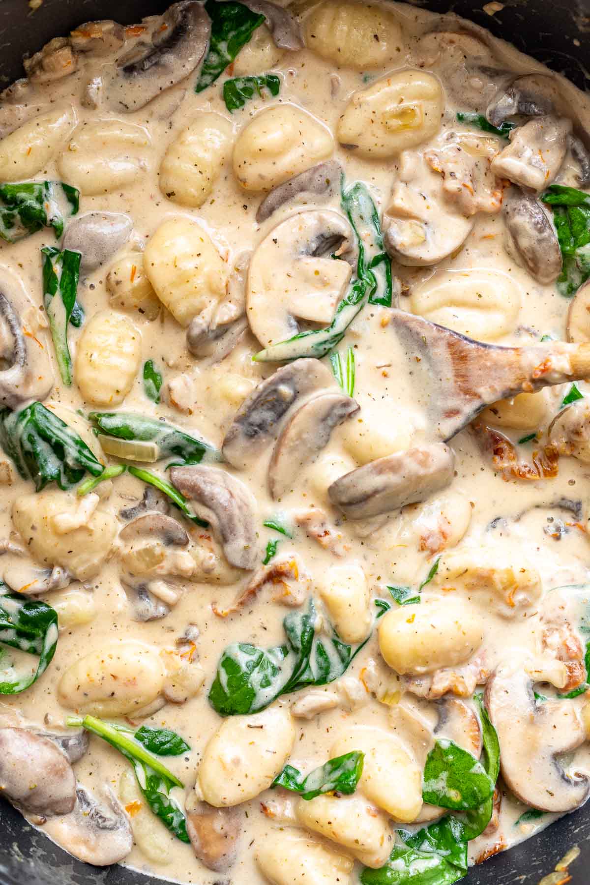 Cremige Gnocchi-Pilz-Pfanne Rezept mit Spinat und Crème Fraîche
