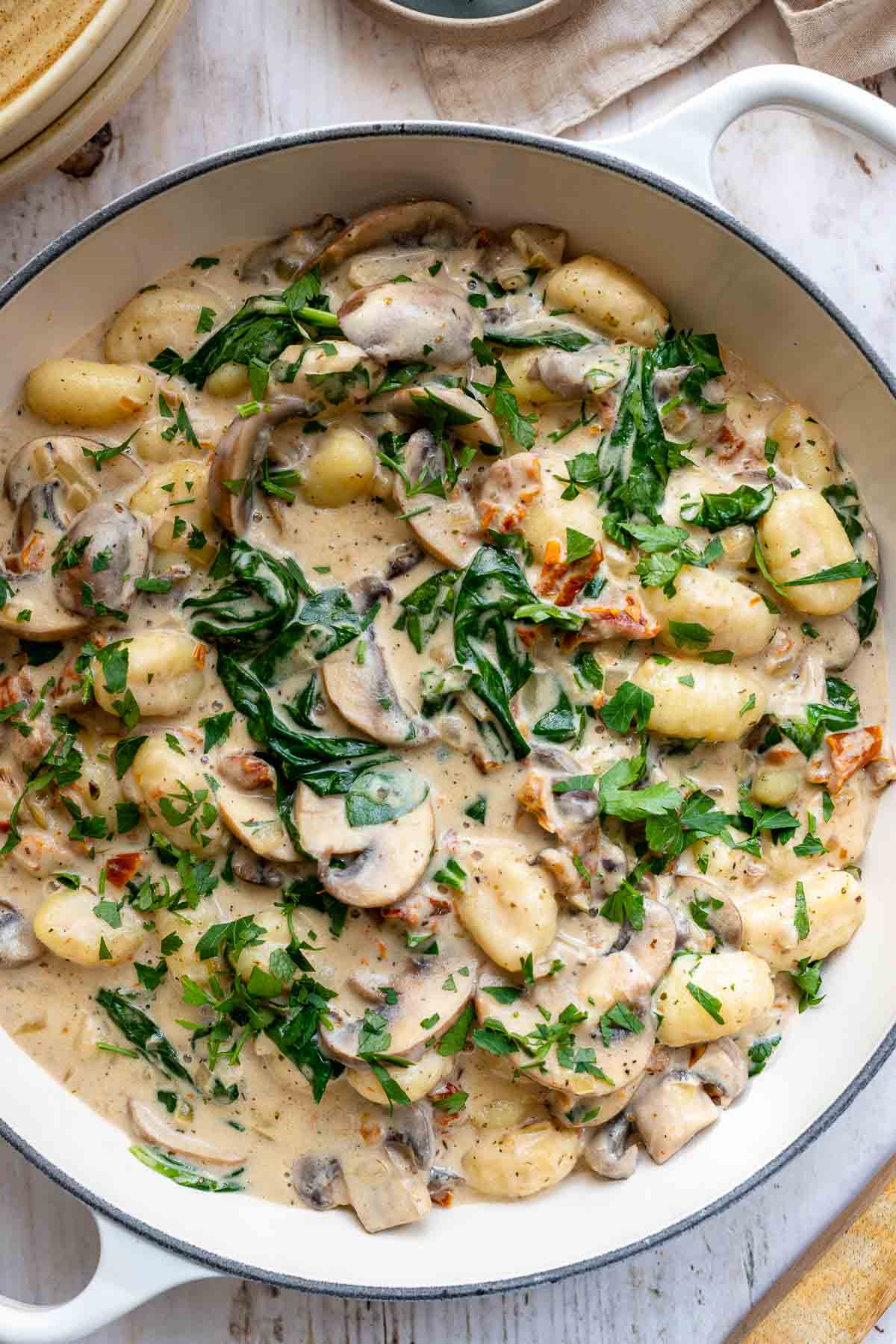 Cremige Gnocchi-Pilz-Pfanne Rezept mit Spinat und Crème Fraîche